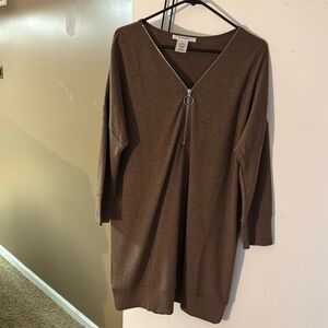 Long sweatshirt with silver zipper in front.